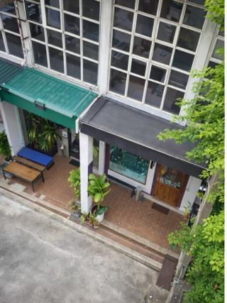 พื้นที่ใช้สอย 72ตร.ม.BTS เอกมัย 1.86กม.ให้เช่าชั้นล่าง และชั้นลอย ทองหล่อ รถไฟคลองตัน 650ม. เพชรบุรี  อาคารพาณิชย์ 2 นอน 2 น้ำ  18 ตร.ว.