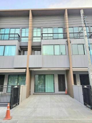 ให้เช่าทาวน์โฮม 3 ชั้น บ้านกลางเมือง พระราม 9 - กรุงเทพกรีฑา ทำเลดีมาก หน้าบ้านถนนกว้าง และมีร้านสะดวกซื้อหน้าปากซอย