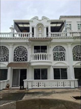 HR 10058 ให้เช่าทาวน์โฮม 4 ชั้น โครงการ Leo Classic Place สุขุมวิท 49/13 เฟอร์ครบ พร้อมอยู่ใกล้ BTS ทองหล่อ–พร้อมพงษ์ เลี้ยงสัตว์ได้