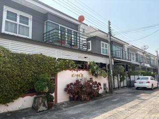 ขายบ้านแฝดสสไตล์บ้านเดี่ยว 2 ชั้น ตกแต่งต่อเติมบางส่วนพร้อมเฟอร์   หมู่บ้านรัชชา5 ถนนบางใหญ่-บางคูลัด ใกล้เซ็นทรัลเวสเกต 