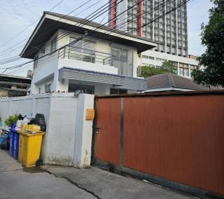  ให้เช่าบ้านเดี่ยว 2 ชั้น 3 ห้องนอน 2 ห้องน้ำ แอร์ 3 ผ้าม่านทั้งหลัง  ซอยเจริญราษฎร์ 8