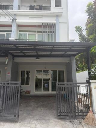 ให้เช่าทาวน์โฮม 3 ชั้น 3 ห้องนอน บ้านกลางเมือง เออบาเนียน ศรีนครินทร์ 46-1 หลังมุมในสุดมีพื้นที่ด้านข้าง ใกล้ MRT สายสีเหลือง