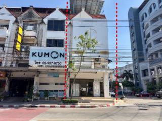 ขายอาคารพาณิชย์ หลังมุม พื้นที่ 25 ตารางวา ถนนอินทราภรณ์  แขวงพลับพลา เขตวังทองหลาง กทม.    อาคารสูง 4.5 โครงสร้างแข็งแรง