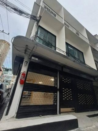 ให้เช่าอาคารพาณิชย์ 3 ชั้นหลังมุม พร้อมดาดฟ้า รีโนเวทใหม่ทั้งหลัง  สาทร 11 แยก 3 ใกล้อัสสัมชัญ ประถม 350 ม. ** เลี้ยงสัตว์ได้