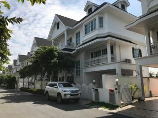 ให้เช่าบ้านเดี่ยวหลังใหญ่ สไตล์ยุโรป 3 ชั้น วิวสระว่ายน้ำ 4 ห้องนอน Fantasia Villa 3 ซอยสันติคาม14 (สุขุมวิท109) ใกล้ BTS แบริ่ง