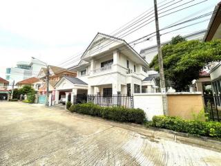 ให้เช่าบ้านเดี่ยว 2 ชั้น 65 ตรว. 3 ห้องนอน บ้านกรองทอง พัฒนาการ 32 ใกล้ทองหล่อ 5 กม. เหมาะอยู่อาศัยหรือทำโฮมออฟฟิศ **เลี้ยงสัตว์ได้