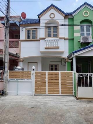 ขายบ้านเมืองชลบุรี บ้านตัวอย่าง หมู่บ้านแคลิฟอเนียร์ ทาวน์เฮ้าส์ 2 ชั้น พื้นที่ 18 ตารางวา ขนาด 2 ห้องนอน 2 ห้องน้ำ