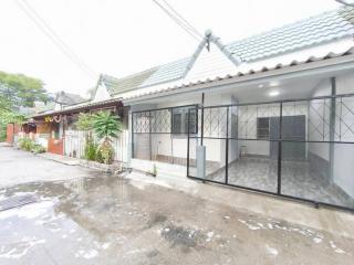 ขายบ้านเมืองชลบุรี ม.บรุ่งทวีทรัพย์ ใกล้นิคมอมตะ ใกล้ตลาด เนื้อที่18 ตารางวา 2ห้องนอน 1ห้องน้ำ