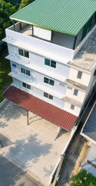 ตึกแถวรีโนเวทใหม่ 3 ชั้นครึ่ง ดาดฟ้ามีหลังคา 224 ตร.ม. 3 นอน 2 น้ำใ กล้ตลาดสดเกรียงไกร 700 ม.ย่านร่มเกล้า เหมาะสำหรับพักอาศัย โฮมออฟฟิศ 