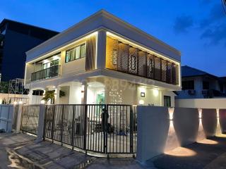 ขายบ้านเดี่ยว บ้านหรู หลังมุม โซนนวมินทร์ 127 สไตล์ Modern Craftmanship เนื้อที่ 66 ตรว 3นอน 3น้ำ ทำเลดี อยู่ใจกลางจุดเชื่อมต่อรถไฟฟ้า