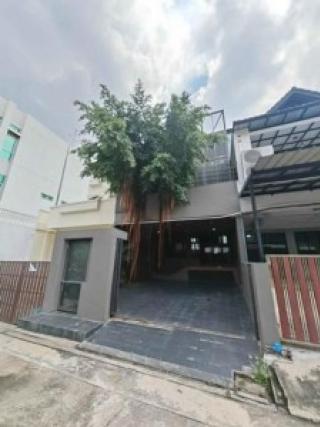 HR 10090 ให้เช่าอาคาร 3 ชั้น พระราม 9 ซ.19 ห้วยขวาง อาคารสไตล์ Loft 5 ห้องนอน 4 ห้องน้ำ 2 จอด ทำออฟฟิศใด้