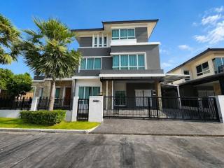 BS1065 ขาย บ้านเดี่ยว 3 ชั้น หรู Grand Bangkok Boulevard พระราม 9 ศรีนครินทร์ กรุงเทพกรีฑา ติด Wellington College