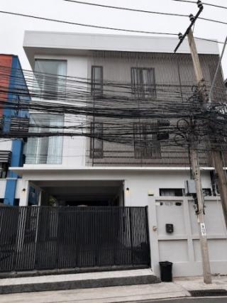 BH4244 ให้เช่าบ้านเดี่ยว 3 ชั้น สุทธิสาร ห้วยขวาง ใกล้ MRT สุทธิสาร พื้นที่ 360 ตร.ม. เหมาะทำโฮมออฟฟิศ บริษัท และอยู่อาศัย
