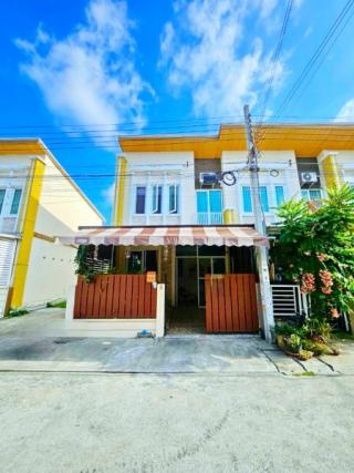 ตรงข้ามโรบินสัน ลาดกระบัง 600ม.  2 น้ำ 20 ตร.วา.160 ตร.ม. ตลาดลานบุญ. ทาวน์โฮม 2 ชั้นหลังมุม 3 นอน ตลาดลานบุญ 700 ม.