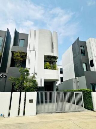 ให้เช่าบ้าน Pool Villa 3 ชั้น 250 ตร.ม. ซอยลาดกระบัง 1ก-7 ใกล้สนามบินสุวรรณภูมิ