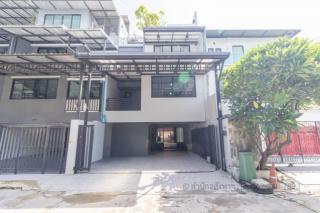 ให้เช่า ทาวน์โฮม 3 ชั้น ซอยภาวนา 5 (ลาดพร้าว 41) หลังใหญ่ 268 ตร.ม. ทำออฟฟิศได้ สภาพแต่งใหม่ มีสวนลอยฟ้าและครัวใหญ่สะใจ!