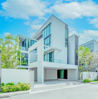 บ้านเดี่ยวหรู 3ชั้นพร้อมลิฟต์ส่วนตัว 4 นอน 5 น้ำ พื้นที่ใช้สอย 421 ตร.ม.เหมาะอยู่อาศัย ใกล้ม.นานาชาติแสตมฟอร์ด 900 ม.ทำเลศักยภาพกรุงเทพกรีฑา