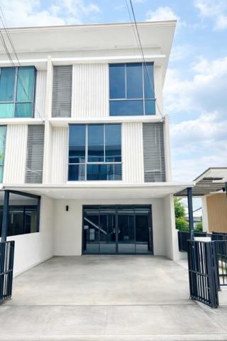 พร้อมเฟอร์ฯ ใกล้สวนสยาม 1.3 กม. สวนสยาม-เสรีไทย75-83  คฤหาสน์แนวตั้ง ทาวน์โฮมหรู 3 ชั้น หลังมุม 3-4นอน 3 น้ำ 30ตร.ว. 360 ตร.ม.
