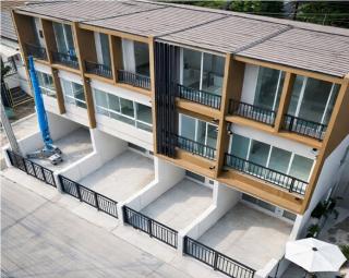 ทาวน์โฮมหรู 3 ชั้น 3 นอน ถ.สะพานนทบุรี 18 ตร.วา. 220 ตร.ม. ดูโฮม บางบัวทอง 1.91กม. ชัยพฤกษ์  โรบินสันไลฟ์สไตล์ ราชพฤกษ์ 1.55กม.3 น้ำ 