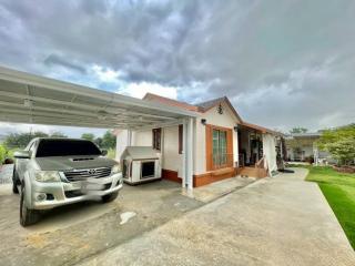 ขายพนัสนิคมชลบุรี บ้านพร้อมที่ดิน บนเนื้อที่ 1 ไร่ 2 งาน 2 ห้องนอน 2 ห้องน้ำ ห้องโถง ห้องครัว โรงจอดรถ
