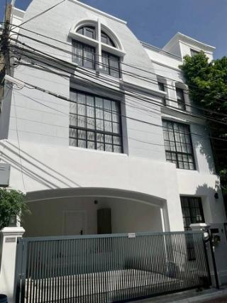 ให้เช่า #ทาวน์โฮม 4 ชั้น (Renovateใหม่) ซอยเอกมัย 12 (ซอยเจริญใจ) #ใกล้โรงเรียนเอกมัยอินเตอร์