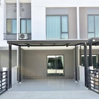 BH4187 ให้เช่าทาวน์โฮม Pleno Bangna 3 ใกล้ Mega Bangna และ IKEA เพียง 800 เมตร พร้อมเฟอร์นิเจอร์ครบ เลี้ยงสัตว์ได้