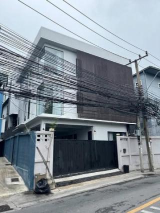 HR 10136 ให้เช่าบ้านเดี่ยว 3 ชั้น ซอย 20 มิถุนา ถนนสุทธิสารวินิจฉัย เขตห้วยขวาง เหมาะทำธุรกิจ