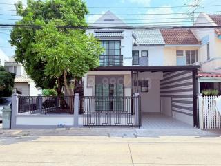 ขายทาวน์เฮาส์ หลังมุม 2 ชั้น มบ.พูนสินธานี3 เคหะร่มเกล้า 64 เนื้อที่ 30.4 ตรว 3นอน 2น้ำ บ้านกว้างมาก มีพื้นที่ข้างบ้าน