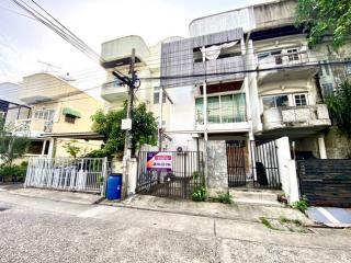 ขาย ทาวน์ เฮ้าส์ ทาวน์ โฮม 3 ชั้น หมู่บ้าน 84 แมนชั่น ลาดพร้าว 84 ประดิษฐ์มนูธรรม 3 ห่างถนนใหญ่ เลียบด่วน รามอินทรา