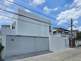 ขายบ้านเดี่ยว 2 ชั้น 50 ตร.ว. ถนนโชคชัย 4 ซอย 44 รีโนเวทใหม่ ใกล้ Central Eastville
