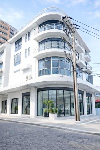 อาคารพาณิชย์ 4.5 ชั้น 2 คูหาห้องมุม ตลาดเอี่ยมสมบัติ 299ม. 6นอน 4 น้ำ พร้อมดาดฟ้า โชว์รูม   MRTศรีนุช 349ม. และ30 ตร.ว. 490 ตร.ม.