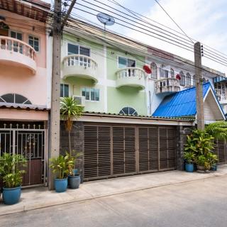 ใกล้ The Extenso เลียบวารี ทาวน์เฮ้าส์ 2 ชั้นครึ่ง พร้อมดาดฟ้า 2นอน 2 ห้องน้ำ 2 ที่จอดรถ  19ตร.ว. หนองจอก บิ๊กซีมิตรสัมพันธ์ 