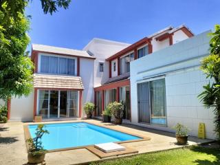 ให้เช่าบ้านเดี่ยว Pool villa 200 ตรว. 4 ห้องนอน ซอยศูนย์วิจัย ร่มรื่น เงียบสงบ ใกล้โรงพยาบาลกรุงเทพ