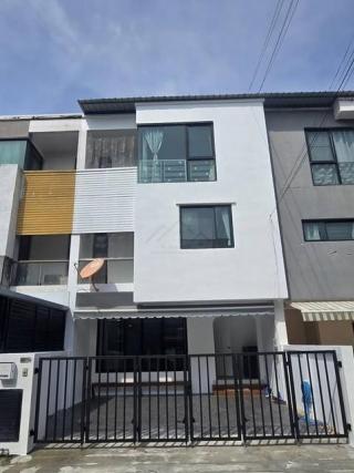 HR 9994 ให้เช่าทาวน์โฮม 3 ชั้น 182 ตรม. โครงการสารินวิซ แบริ่ง 22 สุขุมวิท 107รีโนเวทใหม่ ใกล้ BTS แบริ่ง จดทะเบียนบริษัทได้