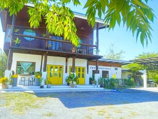 บ้านเดี่ยว 2 นอน 3 น้ำ  ดอยสะเก็ด คฤหาสน์ทรงไทย ใกล้วัดต้นผึ้ง 300 ม.  3ไร่  200ตร.ม. 50ตร.วา.  บ้านต้นผึ้ง ใกล้ตลาดแม่อุ๊ยสา 2.8 กม.