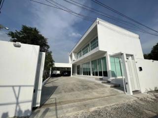 ให้เช่าบ้านเดี่ยว 2 ชั้น 80 ตร.ว. ถนนลาดกระบัง สไตล์ Modern ( บ้านสร้างเอง )