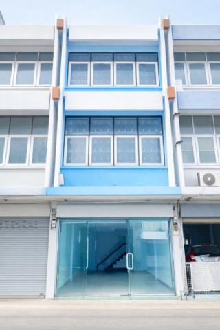 ใกล้ตลาดสดเทศบาลเมืองปทุมธานี 500 ม.รีโลตัส ปทุมธานี 529ม. อาคารพาณิชย์ 3 ชั้น 2 ห้องน้ำ โนเวทใหม่ ให้เช่า14ตร.ว.  132 ตร.ม เ