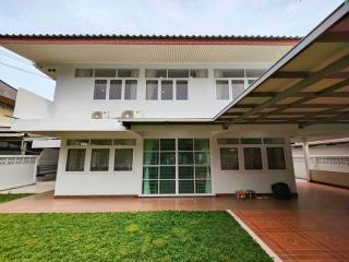  ให้เช่าบ้านเดี่ยว 90 ตร.วา  3 ห้องนอน 3 ห้องน้ำง ซอย ศรีบูรพา จดทะเบียนใด้ ใกล้ เดอะมอลล์บางกะปิ 