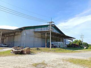 ให้เช่าโกดังหนองรีชลบุรี พื้นที่โกดัง 3,840 ตร.ม.  พร้อมพื้นที่รอบนอก 1 ไร่ ห่างจากถนนชลบุรี-บ้านบึงเพียง 50 เมตร ใกล้มอเตอร์เวย์เพียง 5 กม.