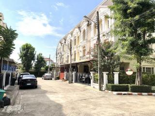หมู่บ้าน เออร์เบิน สาทร (Baan urban sathorn) โซน มาโคโปโล แขวง บางจาก เขต ภาษีเจริญ ใกล้รถไฟฟ้า ทาวน์โฮมหรู 3 ชั้น สะท้อน Life Style