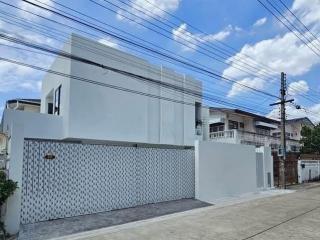 ขายบ้านเดี่ยว 2 ชั้น 50 ตร.ว. ถนนโชคชัย 4 Modern Private บ้านรีโนเวทใหม่