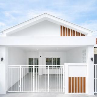 ใกล้โรบินสัน ถลาง 2 กม. เทพกระษัตรี ศรีสุนทร ถลาง ภูเก็ต ทาวน์เฮาส์ 2นอน 1น้ำ 100 ตร.ม. 25 ตร.วา.พร้อมเฟอร์ฯ และเครื่องใช้ไฟฟ้าครบ 