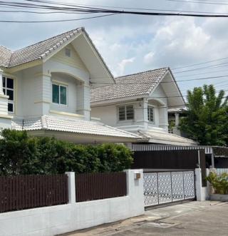  ให้เช่าบ้านเดี่ยวหลังมุม บ้านสวนราชา (รามอินทรา) 4 ห้องนอน 3 ห้องน้ำ  สวนรอบบ้าน เฟอร์นิเจอร์ครบ พร้อมเข้าอยู่