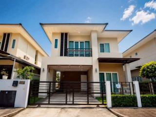 ขายเพียง 3.69 ล้าน #ดิเออบาน่า5 #สารภี #ติดถนนวงแหวนรอบ2 ใกล้โรงเรียนชั้นนำหลายแห่ง เดินทางเข้าเมืองสะดวก ไม่อนุญาตให้เลี้ยงสัตว์